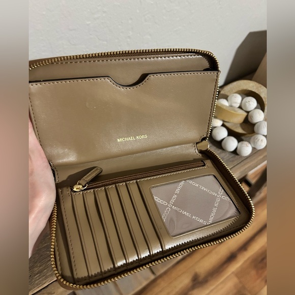 EUC Michael Kors Jet Set Large Leather Smartphone Wristlet Wallet in "Luggage" - Picture 3 of 9